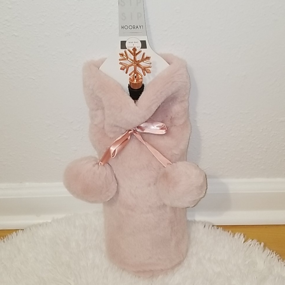 🍷NWT- Plush Bottle Cover and Stopper 🍷